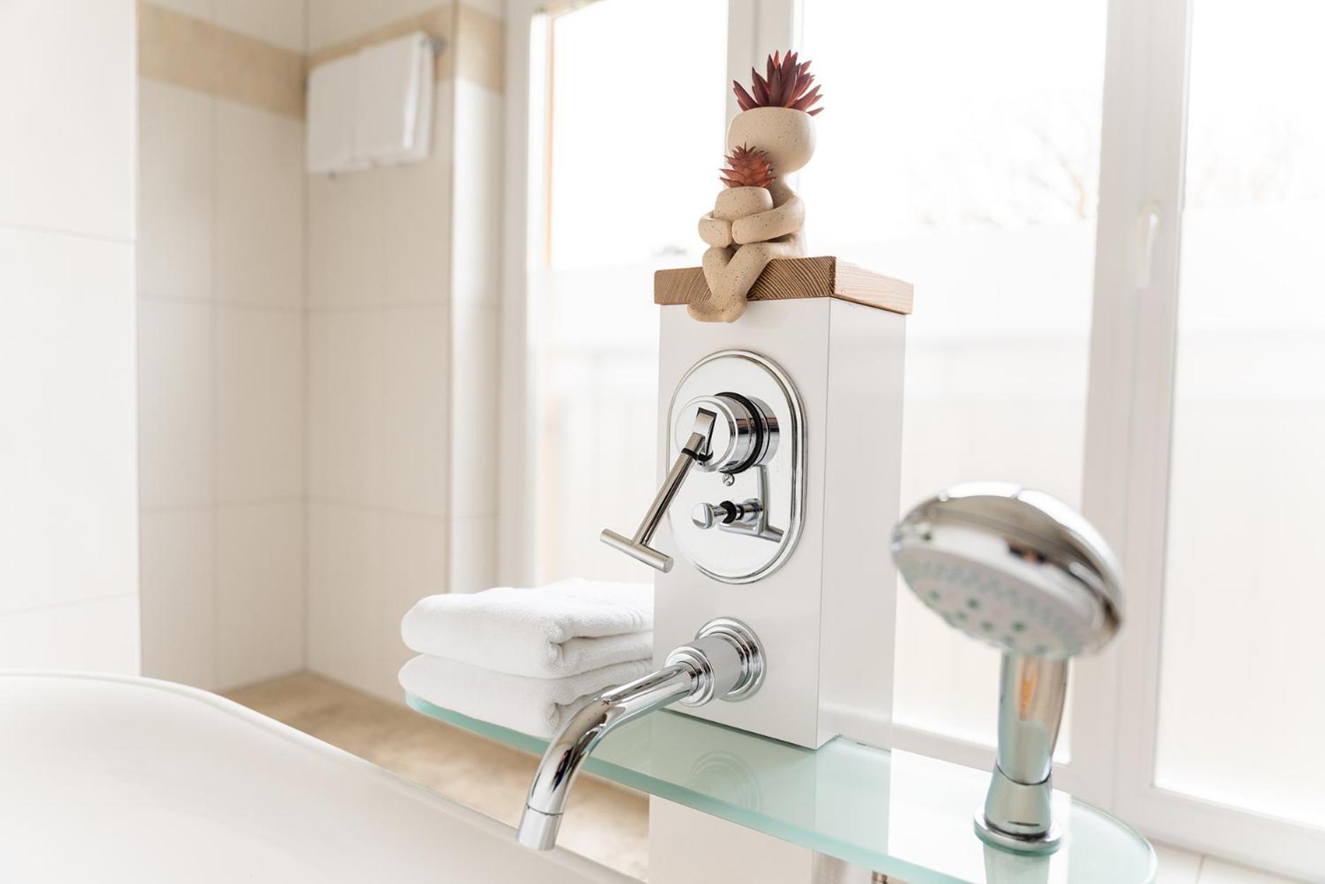 Hotel Vier Jahreszeiten An Der Therme & Kliniken Bad Krozingen Naehe Freiburg & Schwarzwald Ideal Fuer Wellness Kur & Business Ausfluege 24H Check In- Wlan & Parken Gratis Экстерьер фото